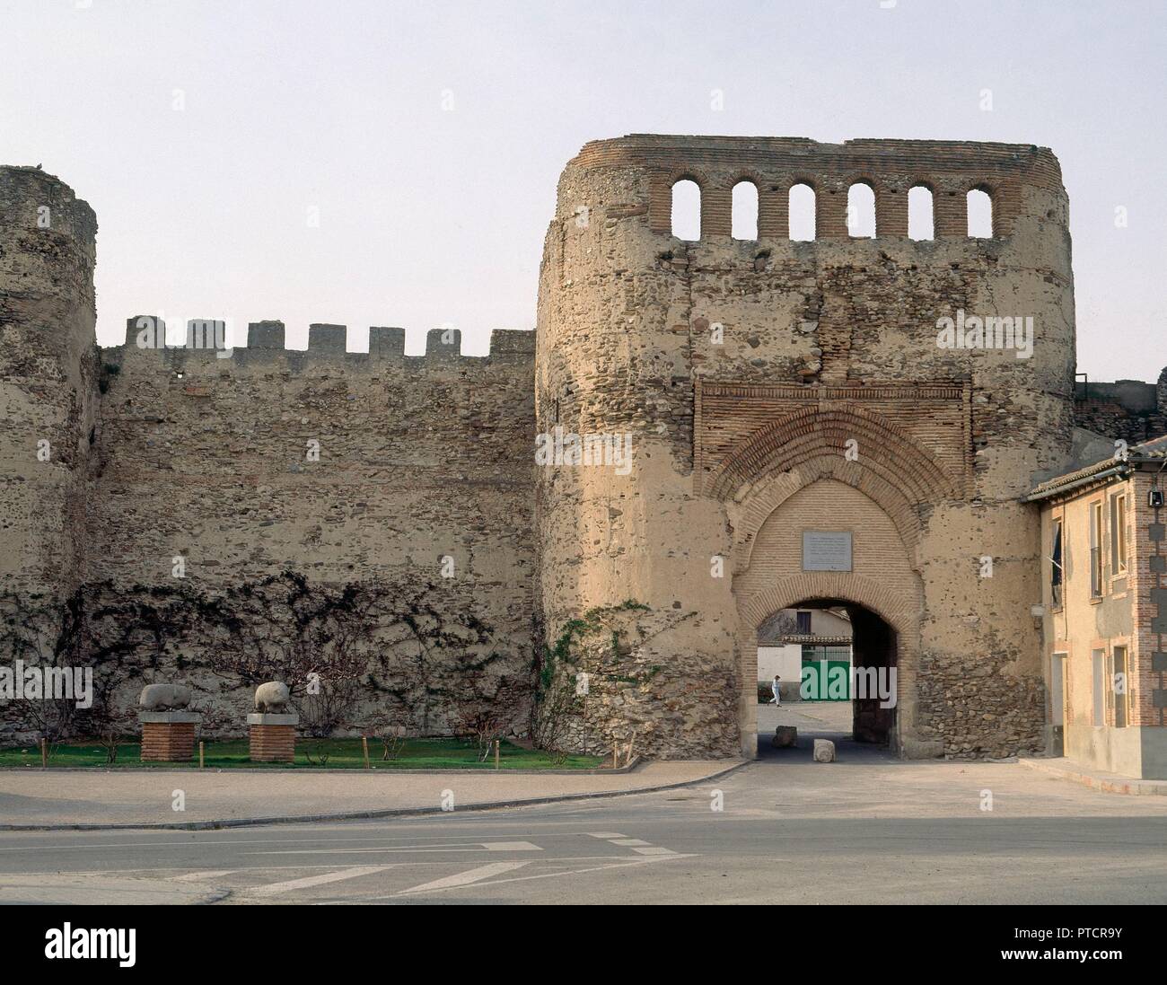 MURALLA - ARCO DE LA VILLA - PUERTA DE ENTRADA - ARQUITECTURA MILITAR MUDEJAR. Lage: an der Außenseite. SEGOVIA. Spanien. Stockfoto