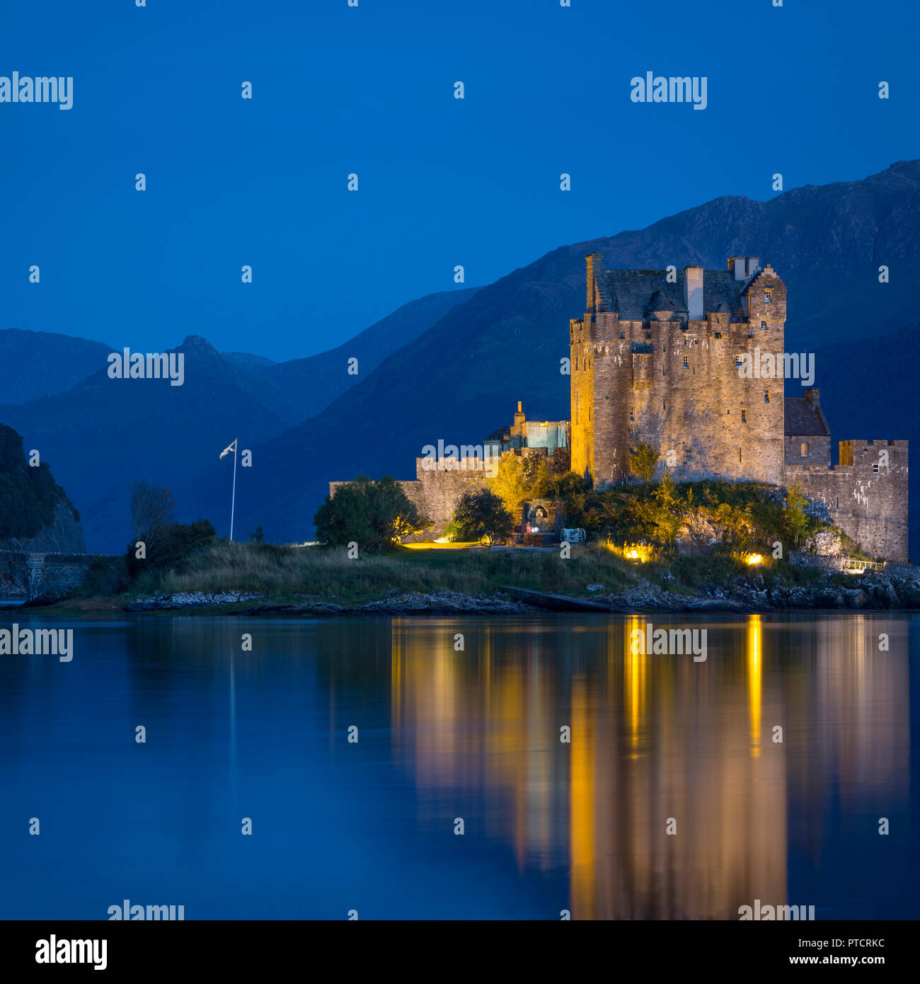 Dämmerung über Eilean Donan Castle am Loch Duich, Dornie, Highlands, Schottland Stockfoto