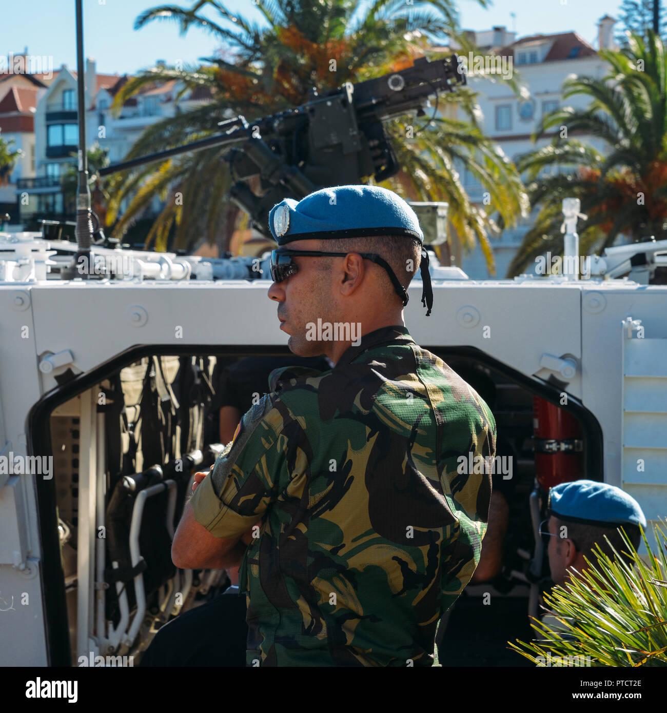 In der Nähe von United Staatsangehörigen Friedenssicherung Soldaten mit blauen Baskenmütze und Tank im Hintergrund - die Wahrung des Friedens Konzept in Zeiten des Krieges Stockfoto