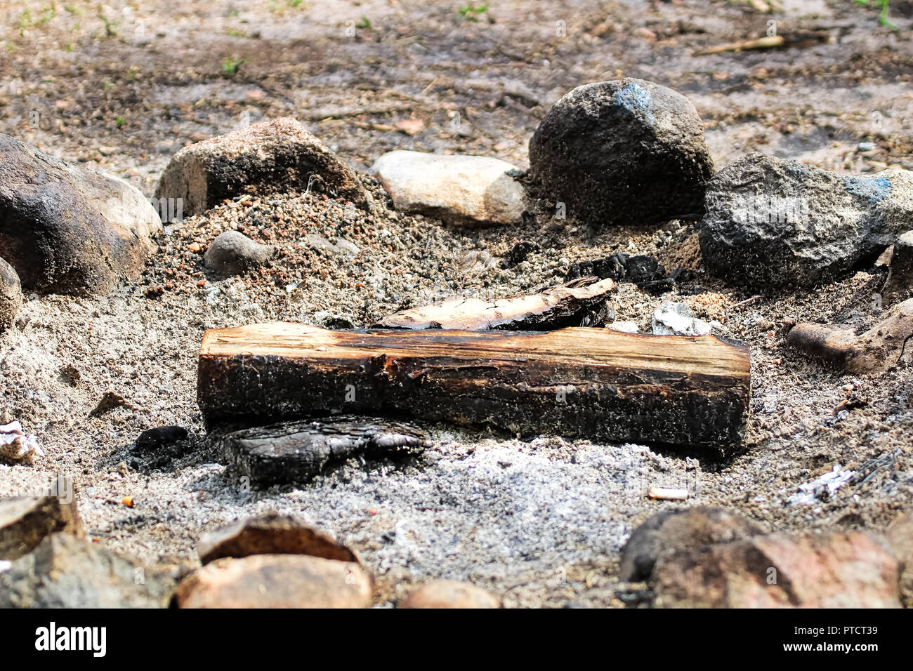 Eine unverbrannten in einem Feuer Ring anmelden Stockfoto