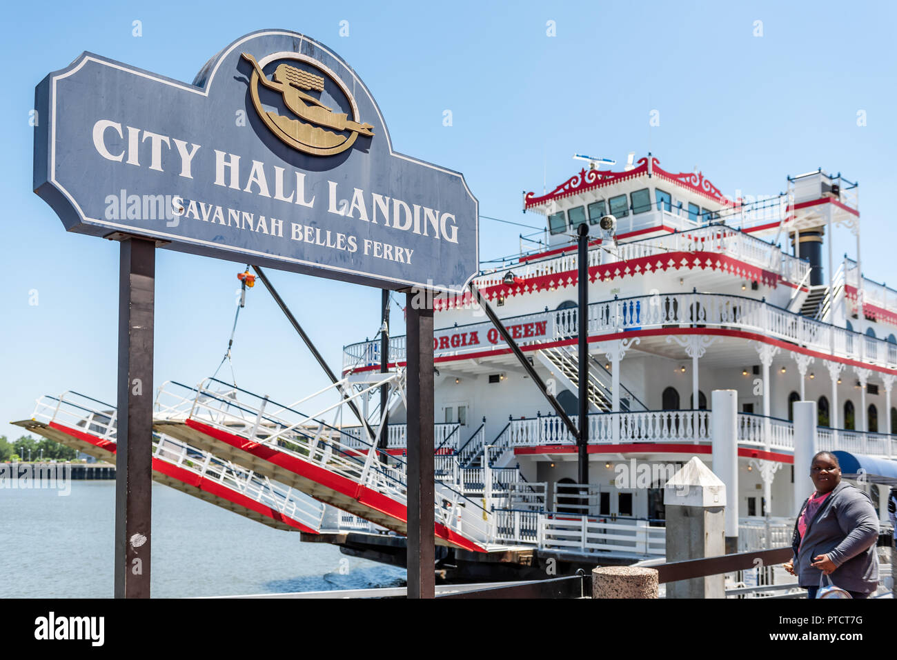 Savannah, USA - 11. Mai 2018: Altstadt Fluss Straße in Georgien berühmten südlichen Stadt, Stadt, Red Queen cruise ship Fähre Belles, Rathaus Landung Stockfoto
