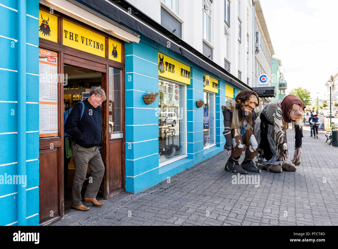 Akureyri, Island - 17. Juni 2018: Kleine Stadt, Dorf, Stadt, Straße, Bürgersteig im Sommer, Mann zu Fuß aus Viking Souvenir shop shop Stockfoto