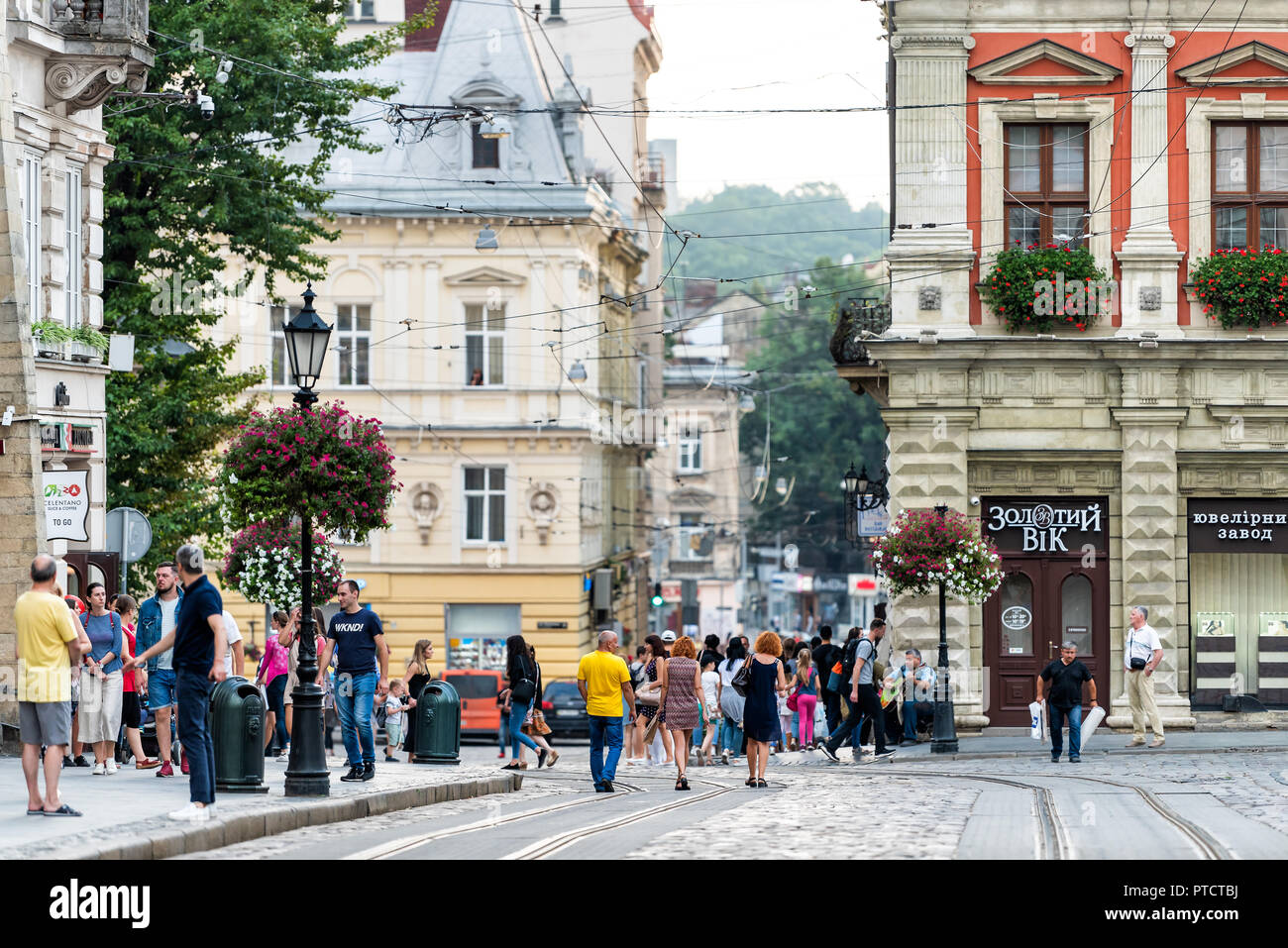 Lemberg, Ukraine - Juli 30, 2018: Trolley Straßenbahnschienen im historischen Ukrainischen polnische Stadt in der Altstadt mit Menschenmenge, Schiene, Kaffee Cafe schmuck Geschäfte Stockfoto