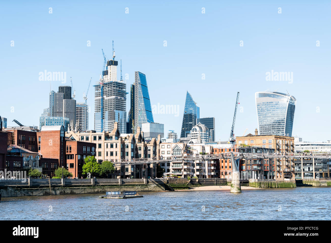 London, Großbritannien, 22. Juni 2018: Stadtbild von Thames River Bau zur Reinigung, Schiff, Hafen, Kai, Skyline der Wolkenkratzer, Brücken, Bau kran Stockfoto