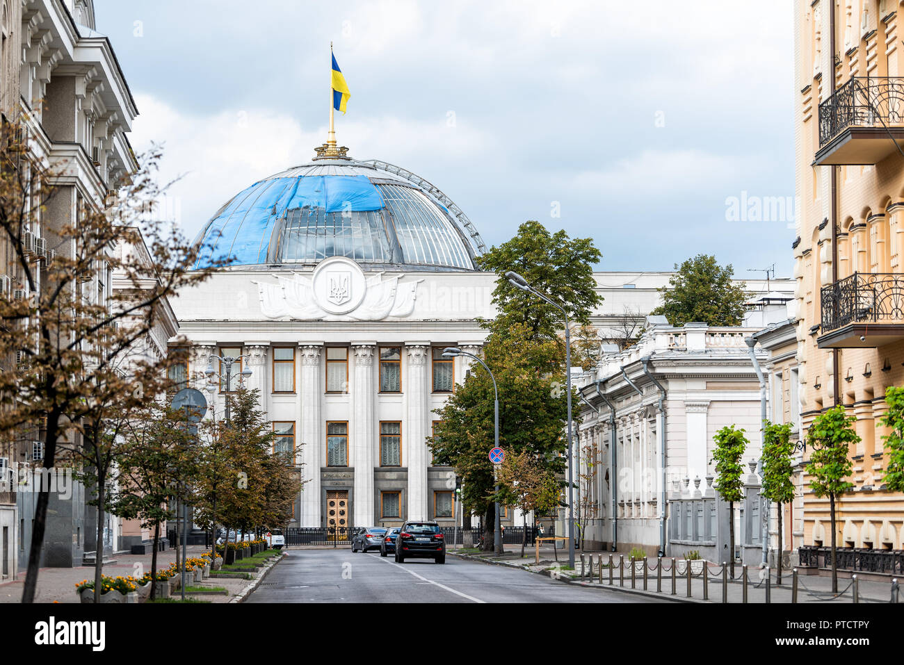 Kiew, Ukraine - 12. August 2018: Ukrainische Parlament Gebäude, Verhovna Rada mit Fahne, Straßenbild von Kiew, niemand Stockfoto
