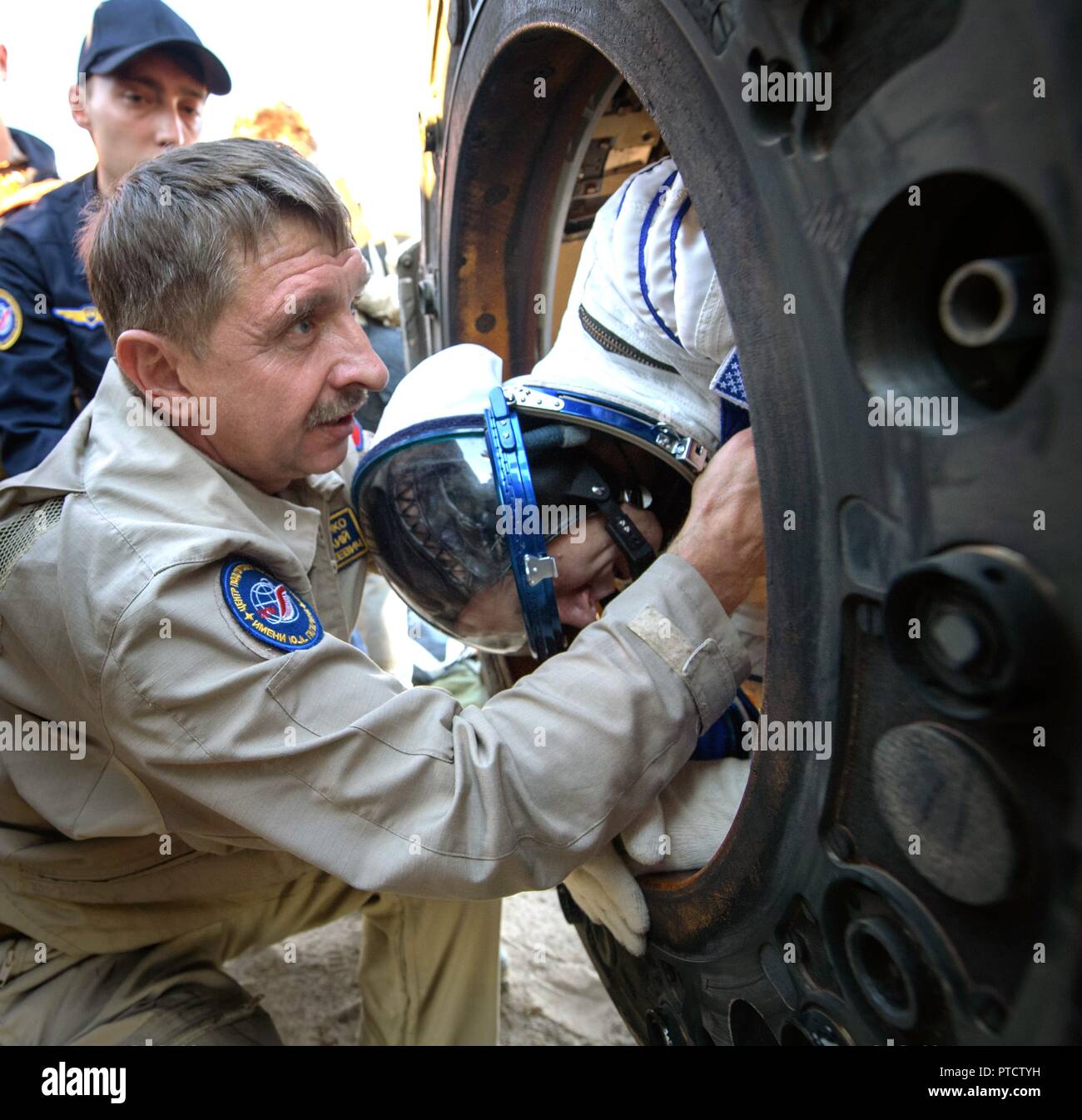 Internationale Raumstation ISS Expedition 56 astronaut Drew Feustel wird aus dem russischen Sojus MS-08 Raumschiff kurz nach der Landung am 4. Oktober 2018 in der Nähe von Zhezkazgan, Kasachstan geholfen. Stockfoto