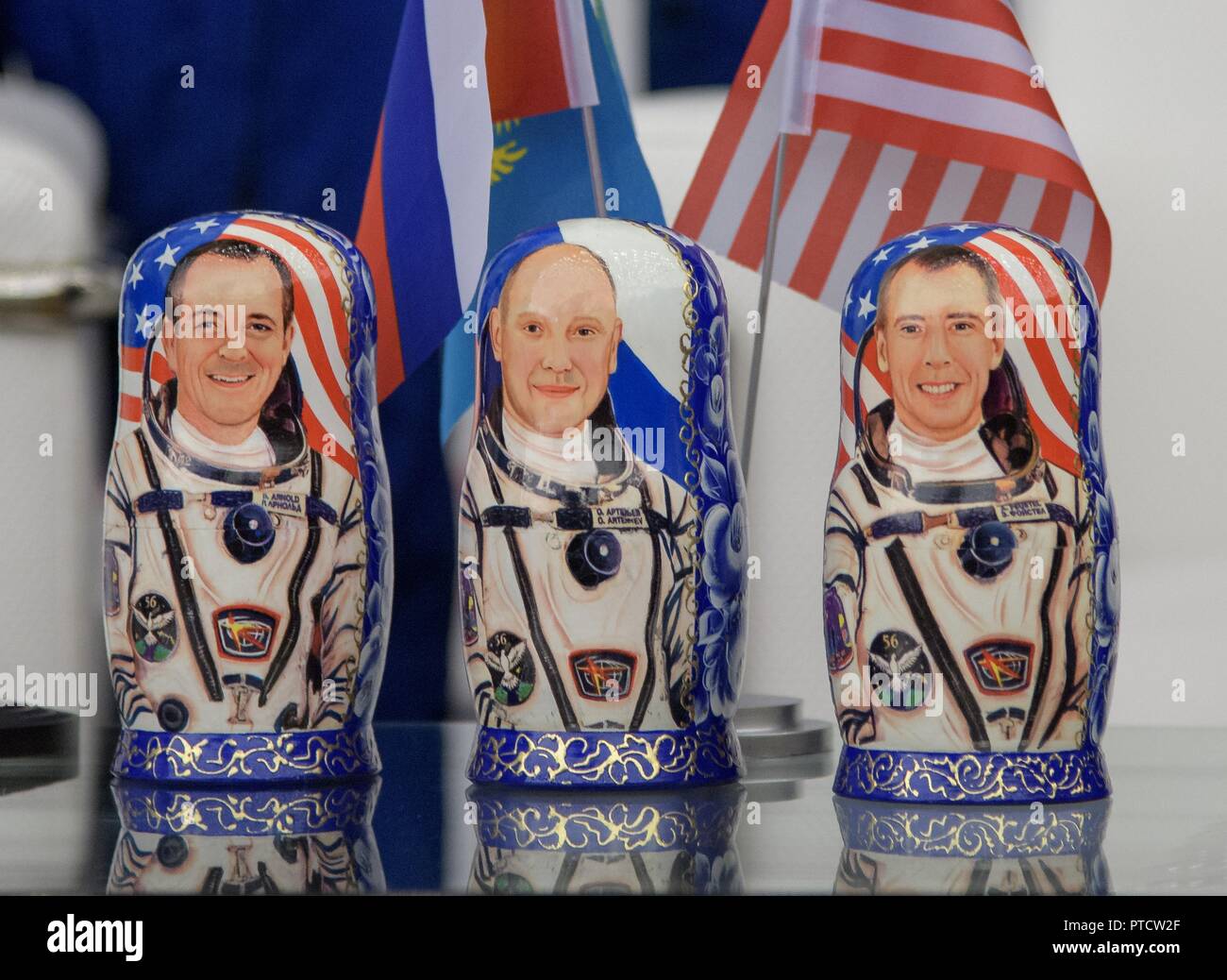 Matrjoschka Puppen, Flugingenieur Ricky Arnold von NASA, Links, Flugingenieur und Sojus Commander Oleg Artemyev von Roskosmos, Mitte und Expedition 56 Commander Drew Feustel der NASA bei der Begrüßungszeremonie nach der Landung in der russischen Sojus MS-08 Raumschiff Oktober 4, 2018 in Zhezkazgan, Kasachstan. Stockfoto