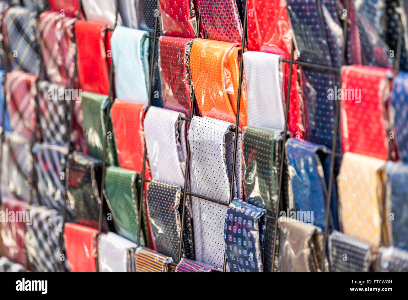 Nahaufnahme Muster von vielen Krawatten Krawatten bunt leuchtende Farben, in Plastik verpackt, in der Einkaufsstraße Markt in Firenze, Florenz, Italien i Stockfoto