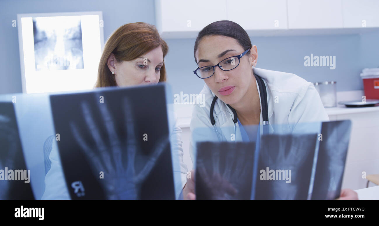 Porträt von zwei Ärzten überprüfung Röntgenstrahlen drinnen Klinik Stockfoto