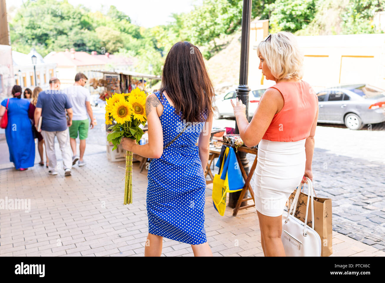 Kiew, Ukraine - 13. August 2018: Alte historische Stadt, Stadt Kiew, zwei Frauen Mode Sommer Kleid zu Fuß auf Andriyivskyi uzviz Abstieg während der sonnigen da Stockfoto