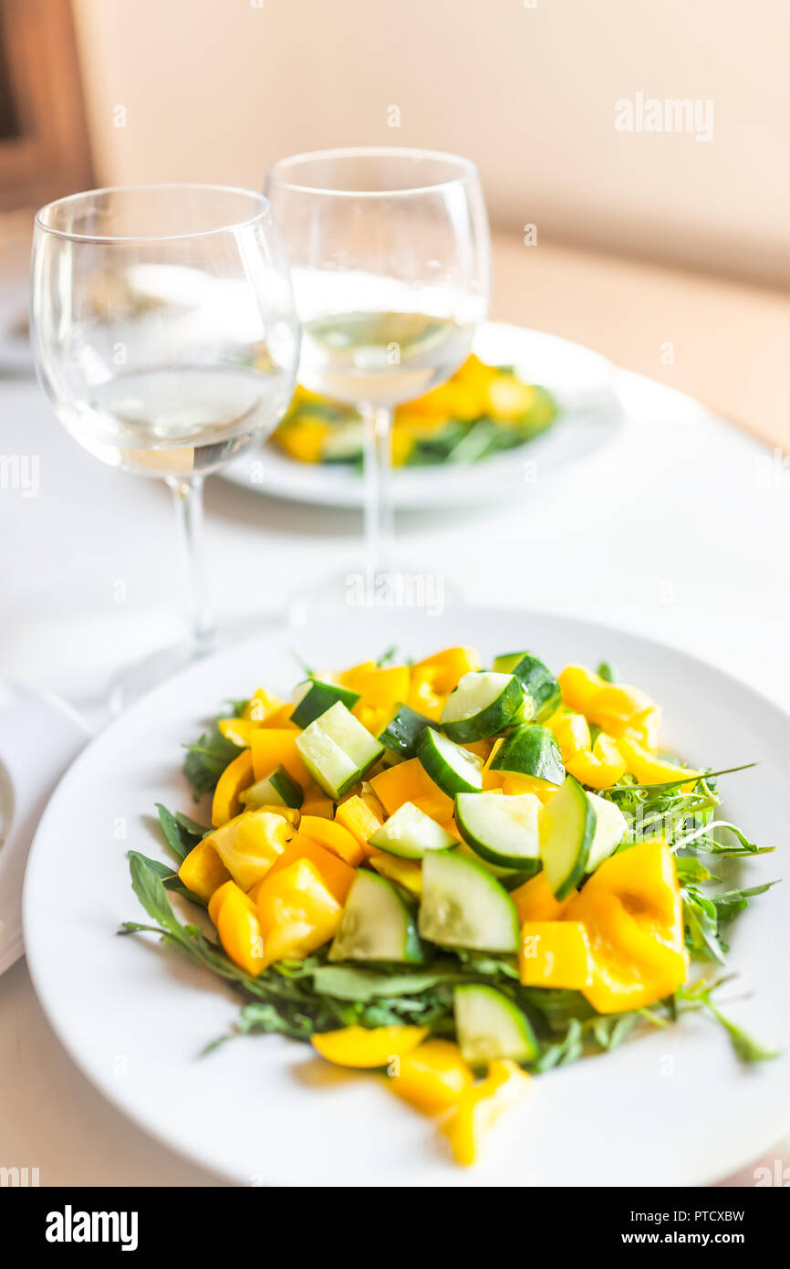 Nahaufnahme von frischem Rucola gelbe Paprika Salat auf Licht Sonnenlicht  Tabelle in Italien mit weißen Wein, Gemüse, zwei romantischen Mittag- oder  Abendessen Gläser Ich Stockfotografie - Alamy