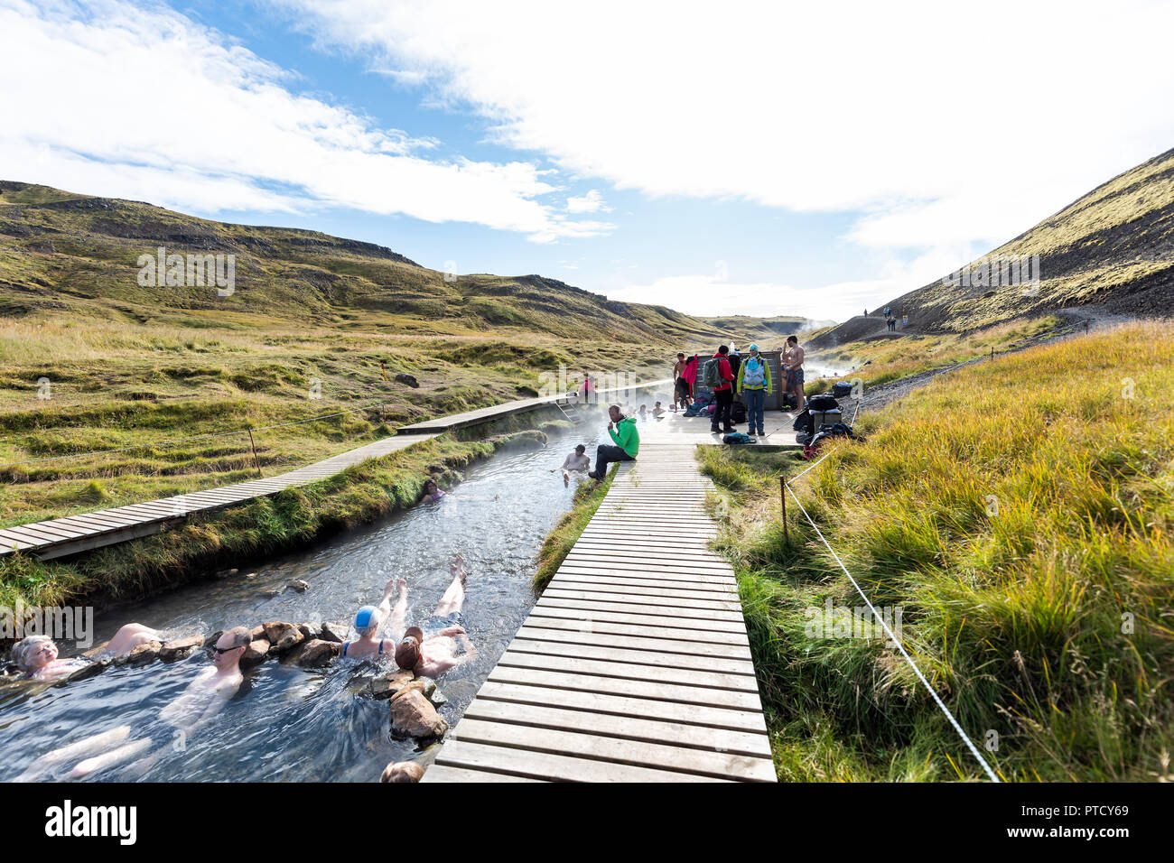 Hveragerdi, Island - 18. September 2018: Viele Menschen Baden Baden in heißen Quellen auf Trail im Reykjadalur, im Herbst Tag im Süden Islands, Gol Stockfoto