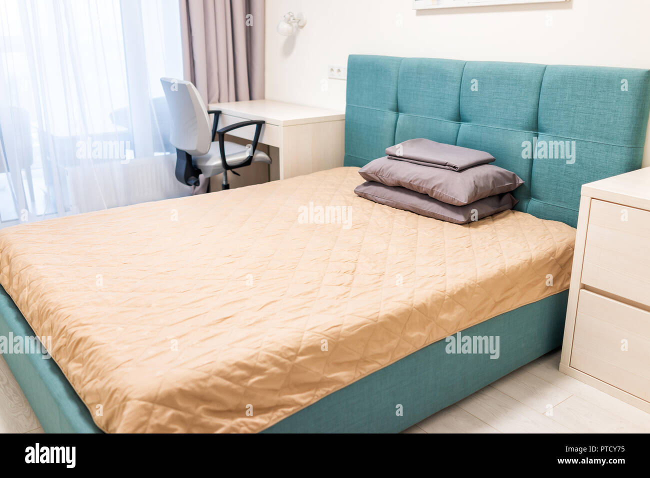 Nahaufnahme des Minimalismus Bett mit grün blau türkis ... Nahaufnahme des Minimalismus Bett mit grün blau türkis ...
