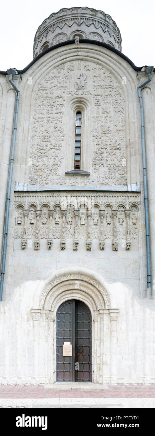Teile der Fassade Palast Tempel der Großen Vladimir Prinz Wsewolod das Große Nest - Dmitrievsky Kathedrale. 1197 erbaut, um die Stadt von Wladimir. Russisch. Stockfoto