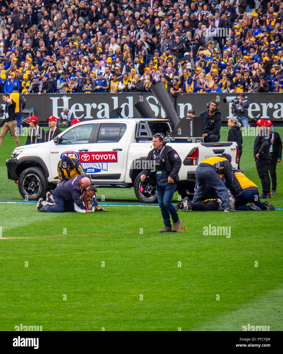 Ein Handgemenge zwischen Wachpersonal und zwei pitch Eindringlinge auf dem Boden in 2018 AFL Grand Final am MCG Melbourne, Victoria, Australien. Stockfoto