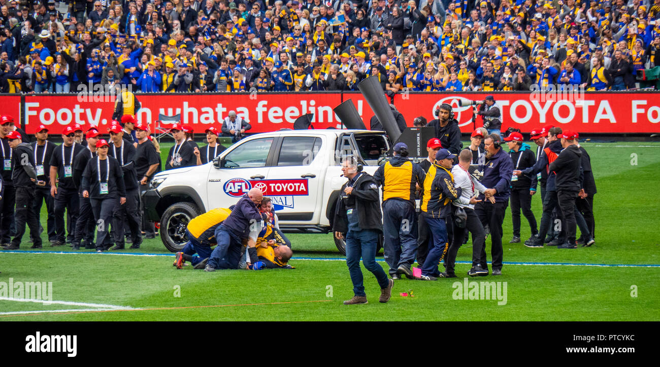 Ein Handgemenge zwischen Wachpersonal und zwei pitch Eindringlinge auf dem Boden in 2018 AFL Grand Final am MCG Melbourne, Victoria, Australien. Stockfoto