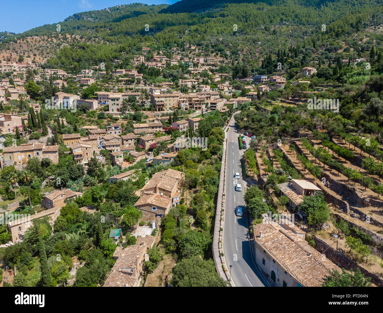 Luftaufnahme, Bergdorf Deia, Region Serra de Tramuntana, Mallorca, Balearen, Spanien Stockfoto