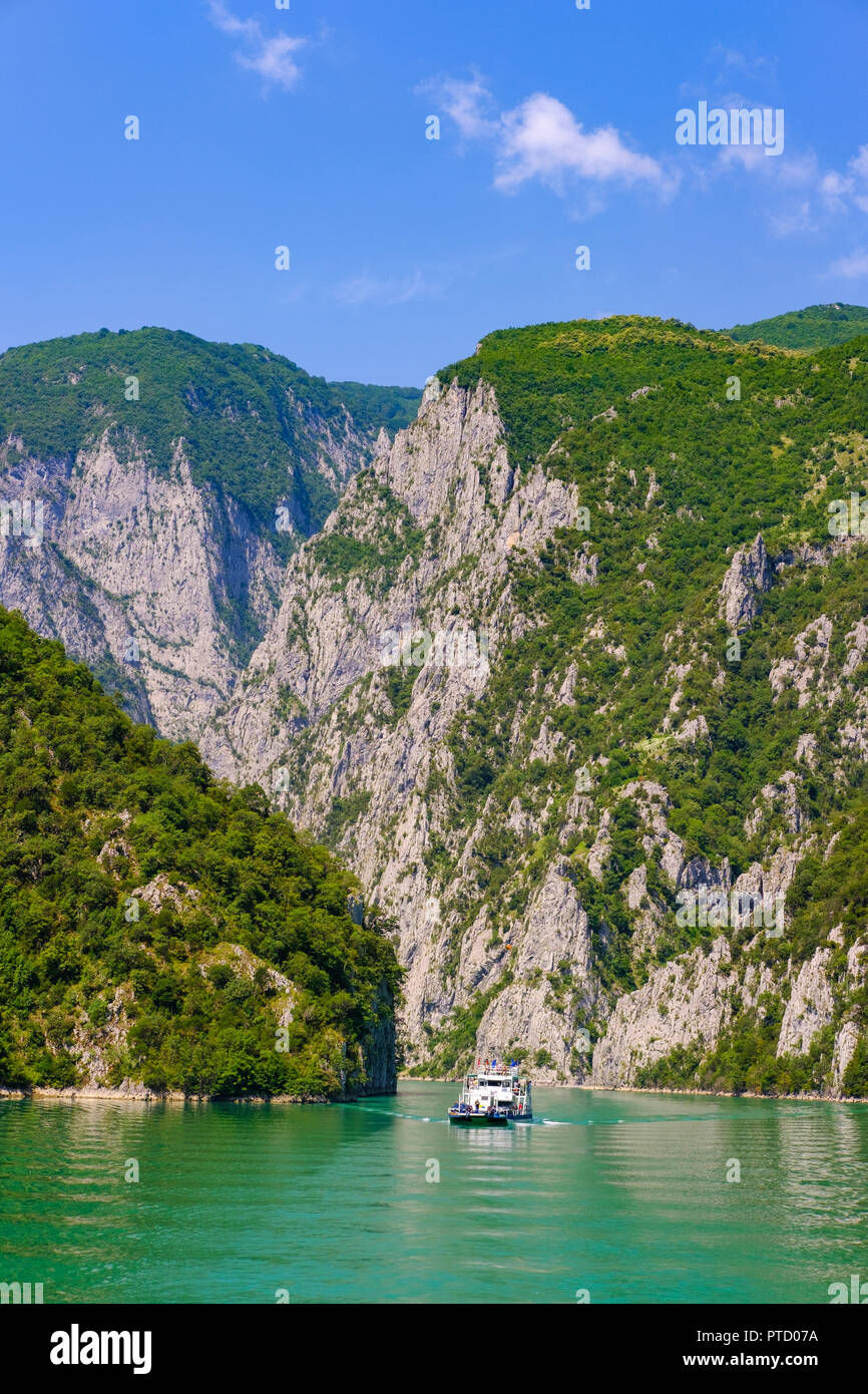 Fähre nach Koman Stausee Liqeni i Komanit, Fluss Drin, qark Shkodra, Albanien Stockfoto