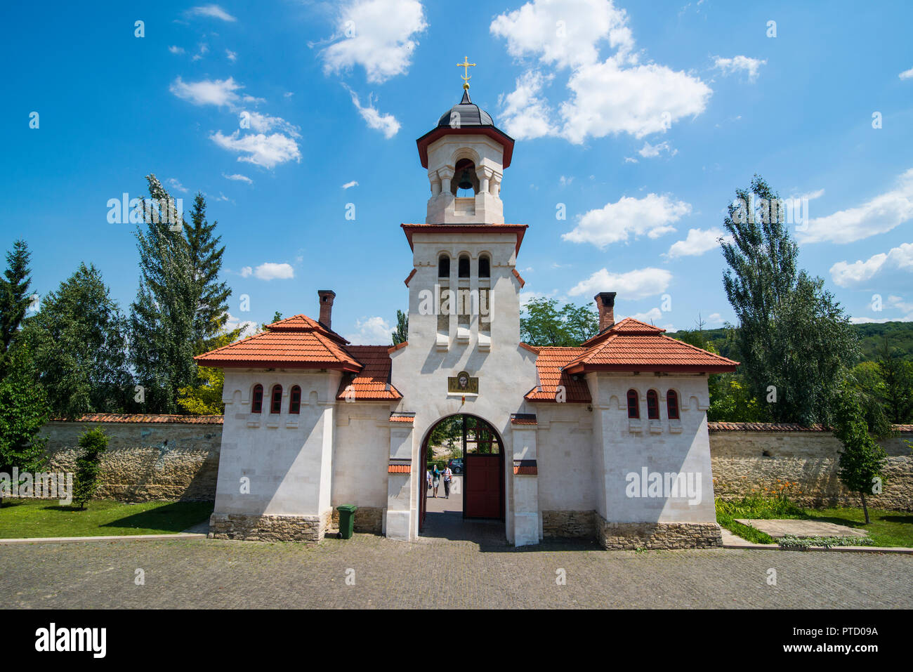 Eingangstor zum orthodoxen Kloster Geburt der Mutter Gottes, Curchi, Republik Moldau Stockfoto