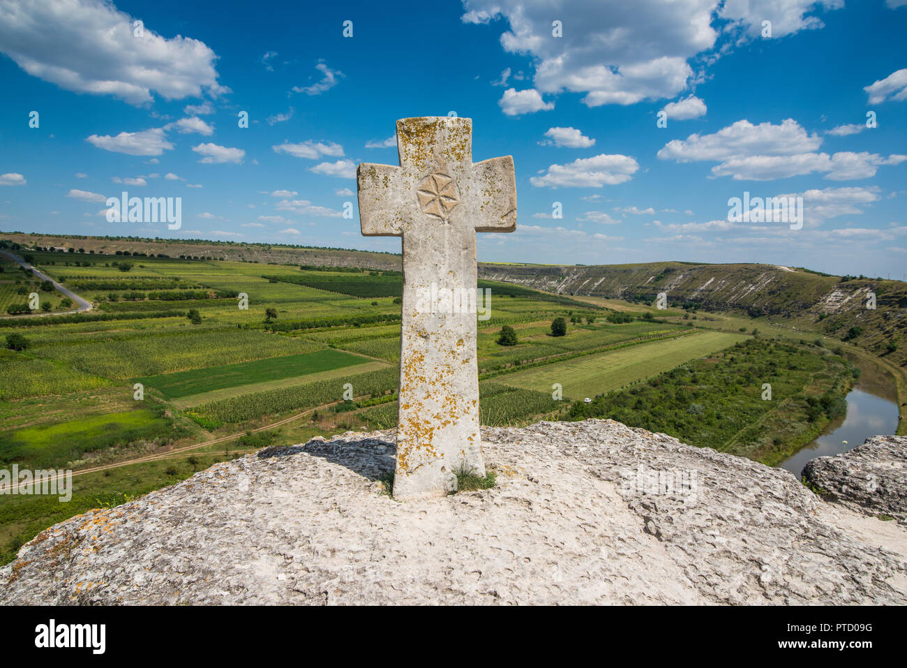 Alte christliche Kreuz über dem historischen Tempel Komplex der alten Orhei Orheiul Vechi, Moldawien oder Stockfoto