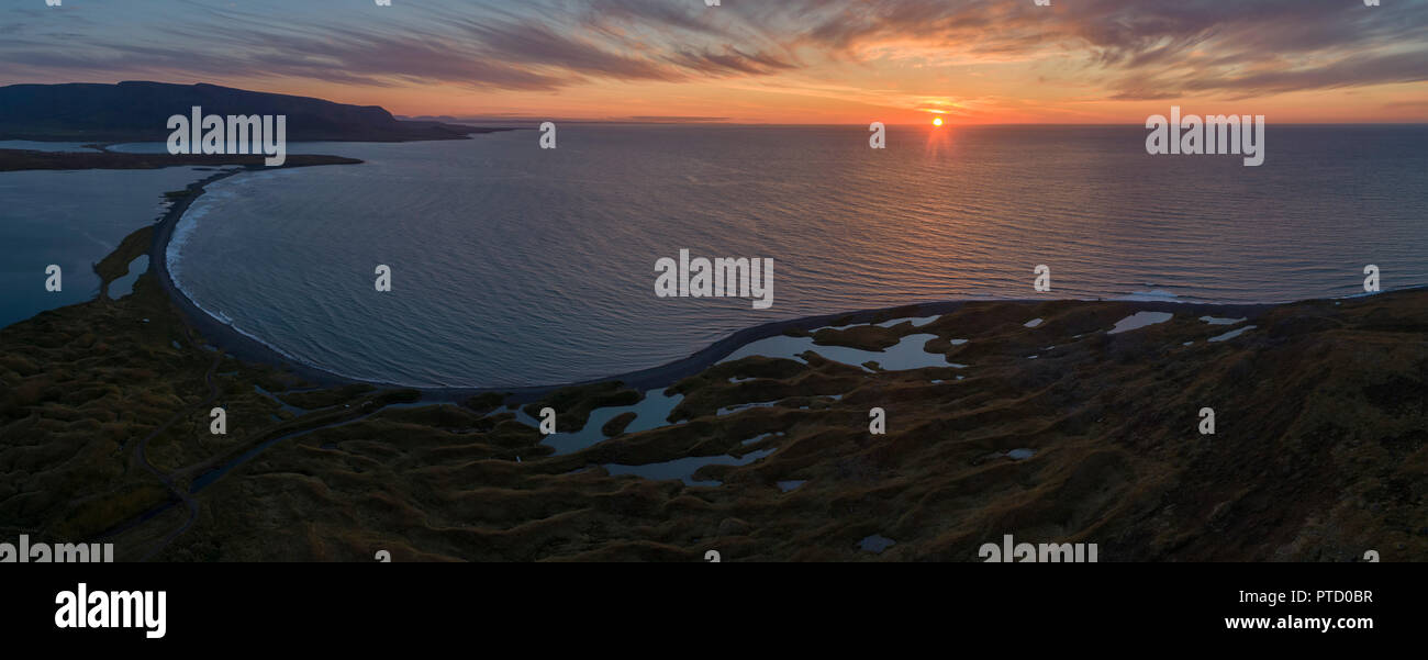 Sonnenuntergang über dem Meer, See Miklavatn mit Bucht von Miklavatn, in der Nähe fielen, North Island, Island Stockfoto