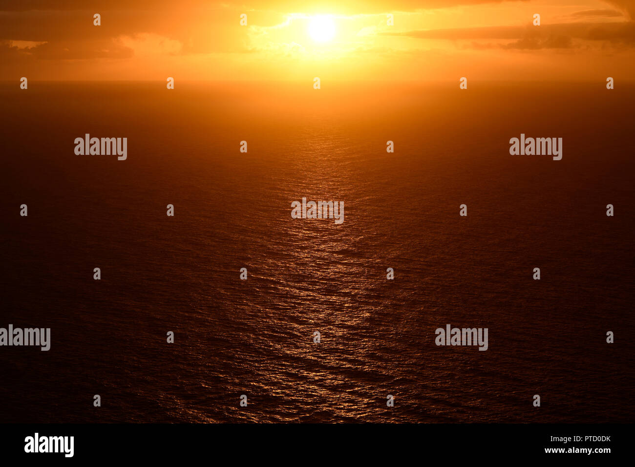 Roter Sonnenuntergang über dem Meer, Atlantik, Teneriffa, Kanarische Inseln, Spanien Stockfoto