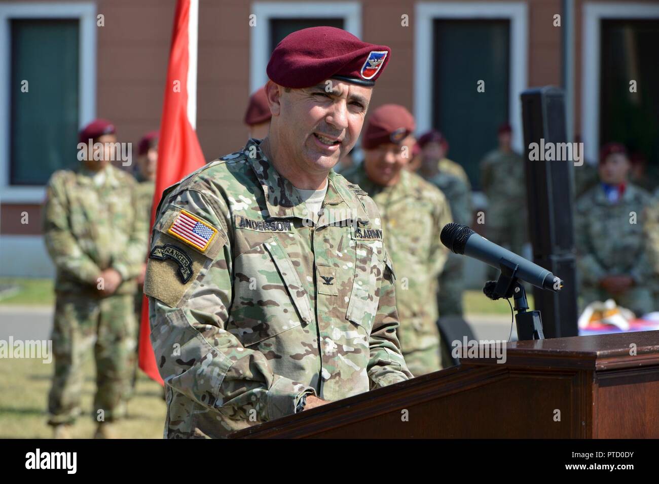 Oberst Gregor K. Anderson, ausgehende Kommandant der 173Rd Airborne Brigade, spricht während der Änderung der Befehl Zeremonie an Caserma Del Din in Vicenza, Italien, 7. Juli 2017. Die 173Rd Airborne Brigade, in Vicenza, Italien, ist die Armee Contingency Response Force in Europa, und ist in der Lage, Kräfte projizieren die vollständige Palette der militärischen Operationen in den Vereinigten Staaten der Europäischen, Zentralen und Verantwortungsbereiche afrikanischen Befehle durchzuführen. Stockfoto