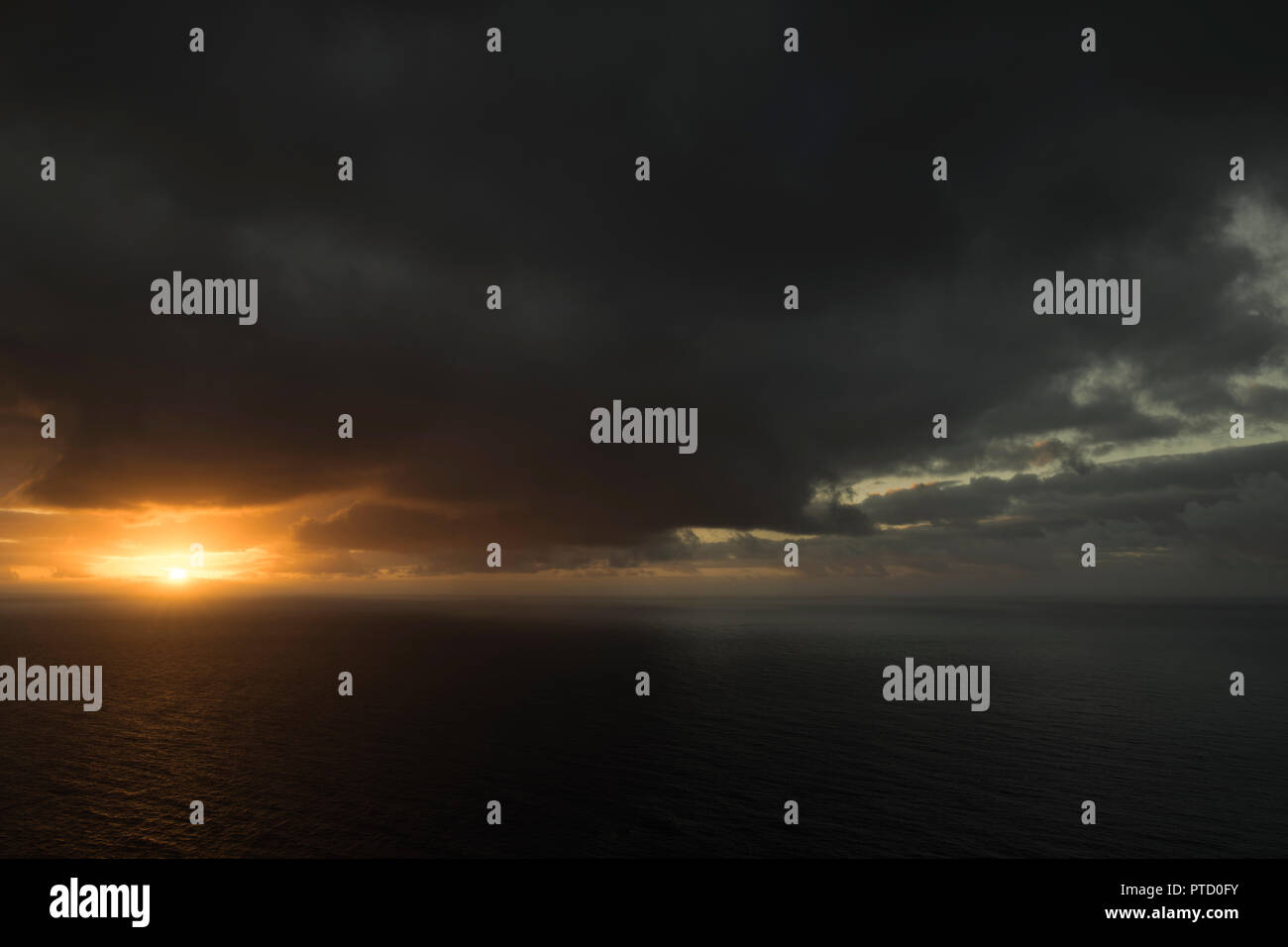 Dramatischer dark bewölkter Himmel bei Sonnenuntergang, Atlantik, Teneriffa, Kanarische Inseln, Spanien Stockfoto