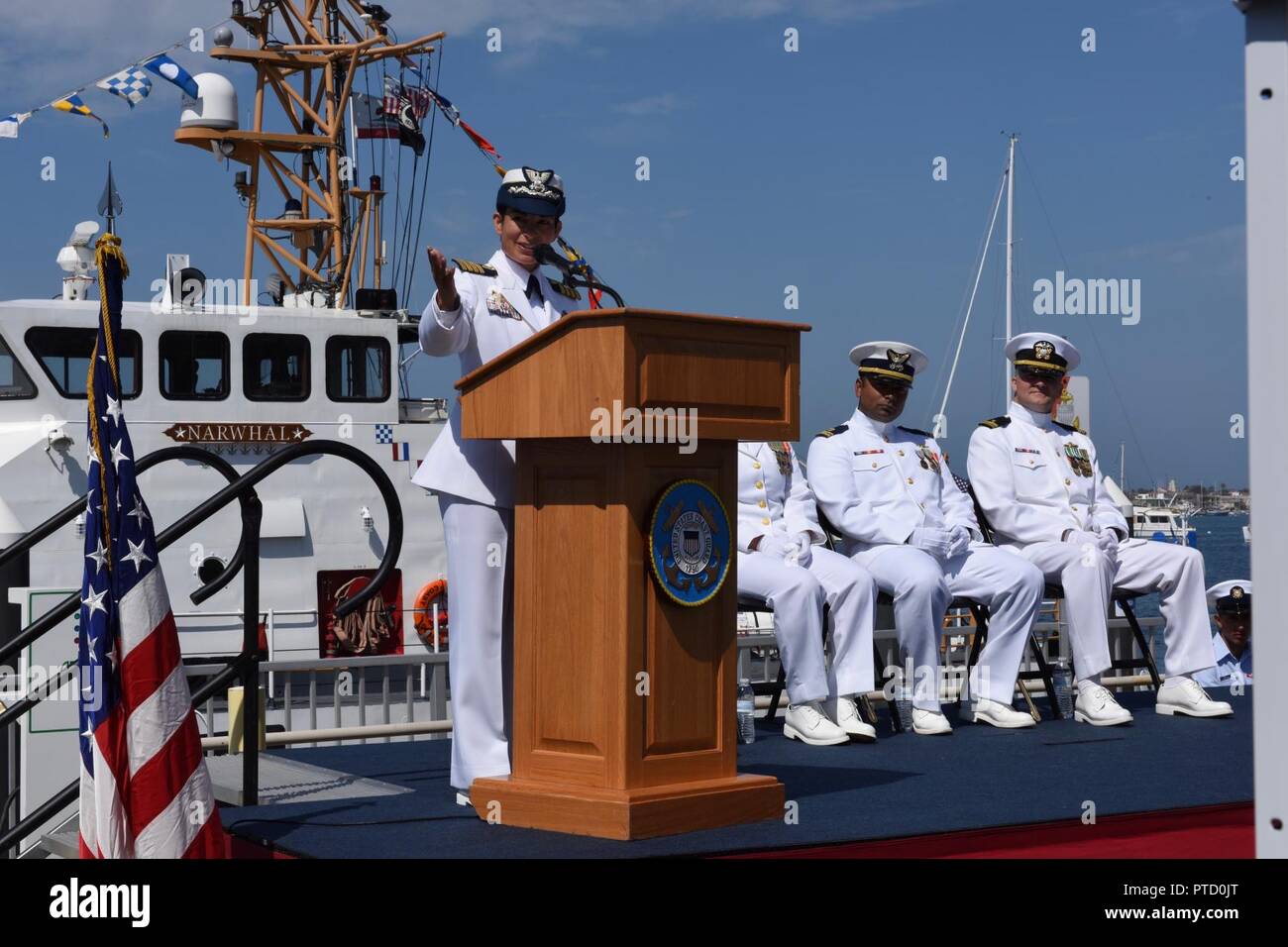 Coast Guard Kapitän Charlene L. Downey, Coast Guard Sektor Los Angeles-Long Beach kommandierenden Offizier, liefert Ihre Bemerkungen während der Cutter Narwhal Change-of-Befehl Zeremonie in Corona Del Mar, Kalifornien, USA, 7. Juli 2017. Die narwhal ist einer der kleinsten multi-mission Patrouillenboote der Küstenwache eingesetzt. Us-Küstenwache Stockfoto