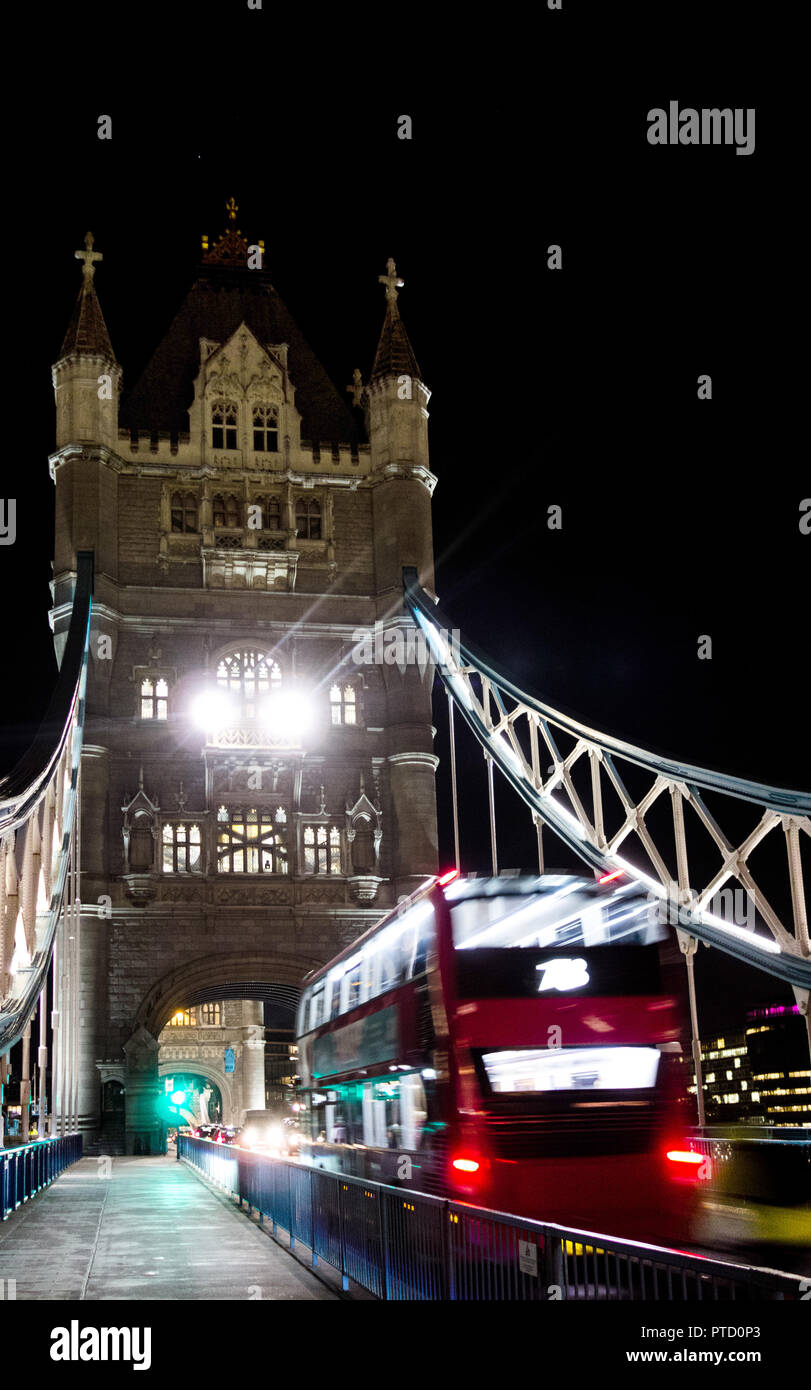 Fahren Doppeldeckerbus auf Tower Bridge, Nacht, London, England Stockfoto