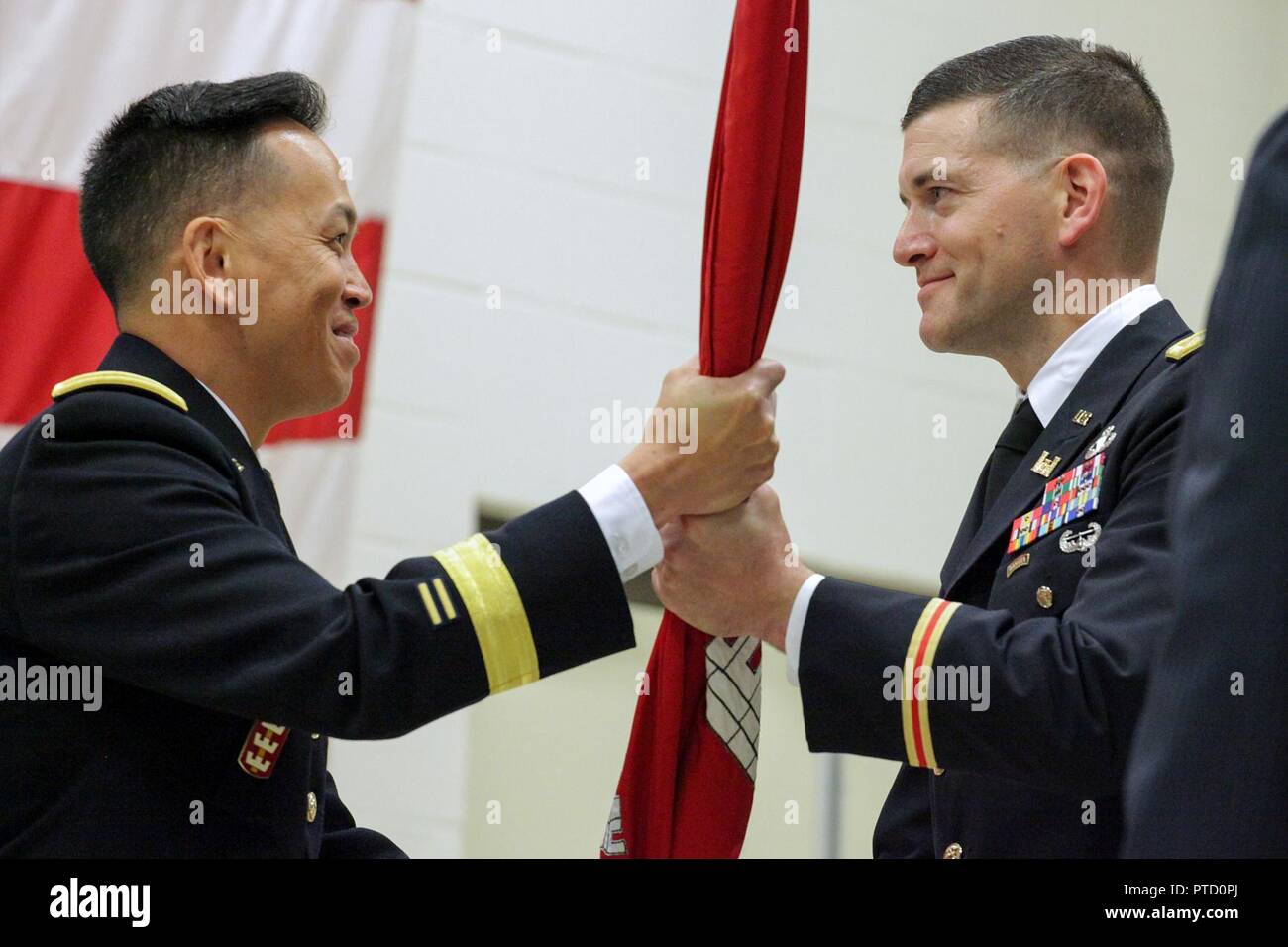 Brig. Gen. Mark Toy (Rechts), US-Armee Korps der Ingenieure großen Seen und Ohio River Division Commander, übergibt das Korps der Ingenieure flag, Oberstleutnant Cullen A. Jones, als er das Kommando über die Nashville Bezirk bei einem Befehl Zeremonie am 7. Juli 2017 an der Tennessee National Guard Armory in Nashville, Tenn. Stockfoto