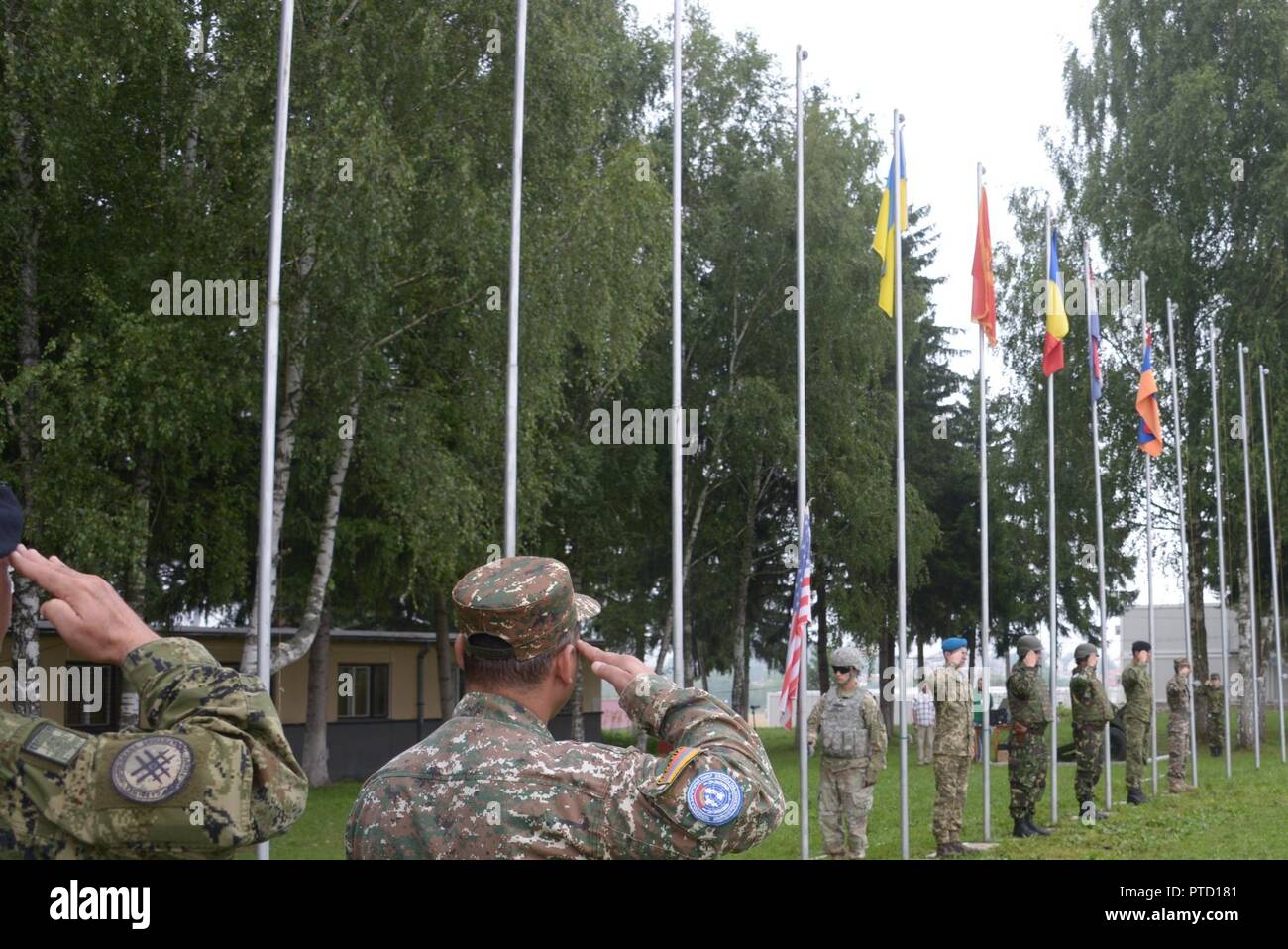 NATO-Verbündeten und Partner heben Fahnen ihrer Nation während der offiziellen Eröffnungsfeier für das multinationale Übung Getica Sabre 17 an der gemeinsamen nationalen Training Center in Cincu, Rumänien, 7. Juli 2017. Getica Sabre 17 ist eine US-geführte Fire Support Koordination und kombinierte Waffen live-fire Übung, die gleichzeitig mit Säbel Wächter, ein US Army Europe-led, multinationale Übung, erstreckt sich über Bulgarien, Rumänien und Ungarn mit über 25.000 service Mitglieder aus 22 NATO-Mitglieder und der Partnerstaaten läuft. Stockfoto