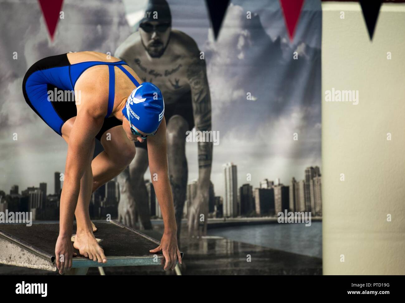 Us Air Force Master Sgt. Linn Ritter, eine explosive ordinace Entsorgung Truppe von Spring Branch, Texas, bereitet zu tauchen Sie ein in das Wasser während der Frauen - 50 Yard freestyle Schwimmen im Jahr 2017 Krieger Spiele an der Universität von Illinois in Chicago, Chicago, Illinois, USA, 8. Juli 2017 erfüllen. Athleten in diesem Jahr wird in verschiedenen Sportarten wie Bogenschießen, Radfahren, Leichtathletik, Schießen konkurrieren, Volleyball, Schwimmen und Rollstuhl Basketball. Ritter würde fortfahren, die Goldmedaille zu gewinnen und einen neuen Frauen treffen Rekordzeit von 34.26 Sekunden eingestellt. Stockfoto