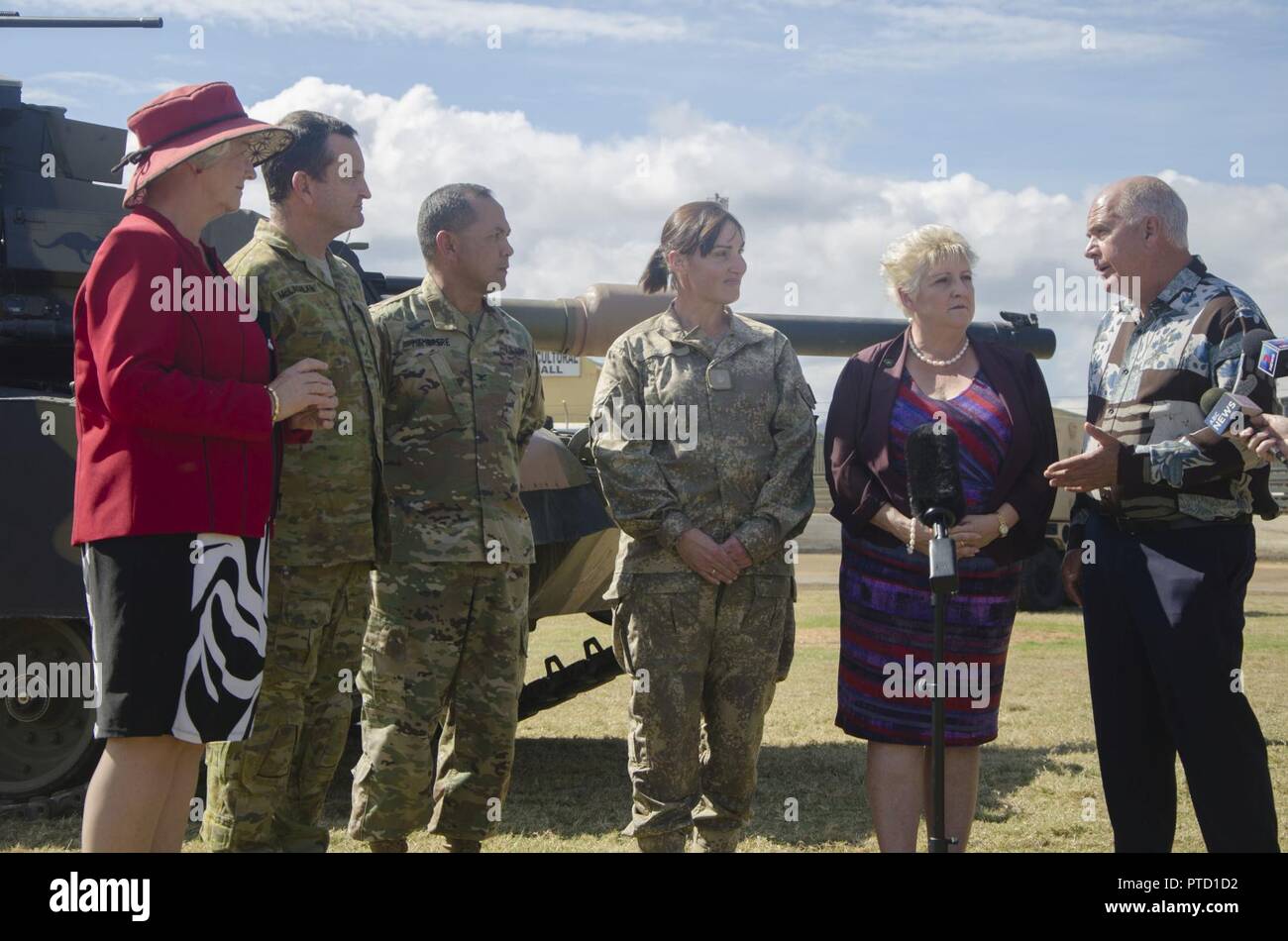 Ratgeber Margaret Strelow, der Bürgermeister von Rockhampton, Generalmajor Paul McLachlan, Kommandant der 1. Division der Australischen Armee, Oberst Sam Membrere, US Pacific Command Vertreter für Talisman Sabre, Maj. Amy Davis, Offizier befiehlt, New Zealand National Support Element, Frau Michelle Landry MP, Bund Mitglied für Capricornia, Botschaftsrat Bill Ludwig, Bürgermeister der Livingston Shire, Besprechen von Talisman Sabre 2017 Am 8. Juli 2017 während des Tages der offenen Tür Zeremonie. Tag der offenen Tür ist ein Tag, an dem das Militär die Öffentlichkeit einlädt, ihre Ausrüstung zu sehen, Fragen stellen, Bilder und Lernen Stockfoto