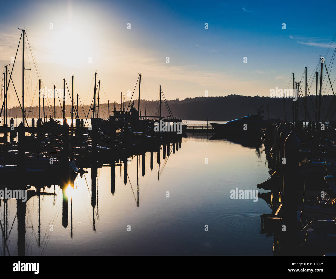 Morgen Sonnenaufgang Hafen mit Hazy gefiltertes Licht und Schatten Stockfoto