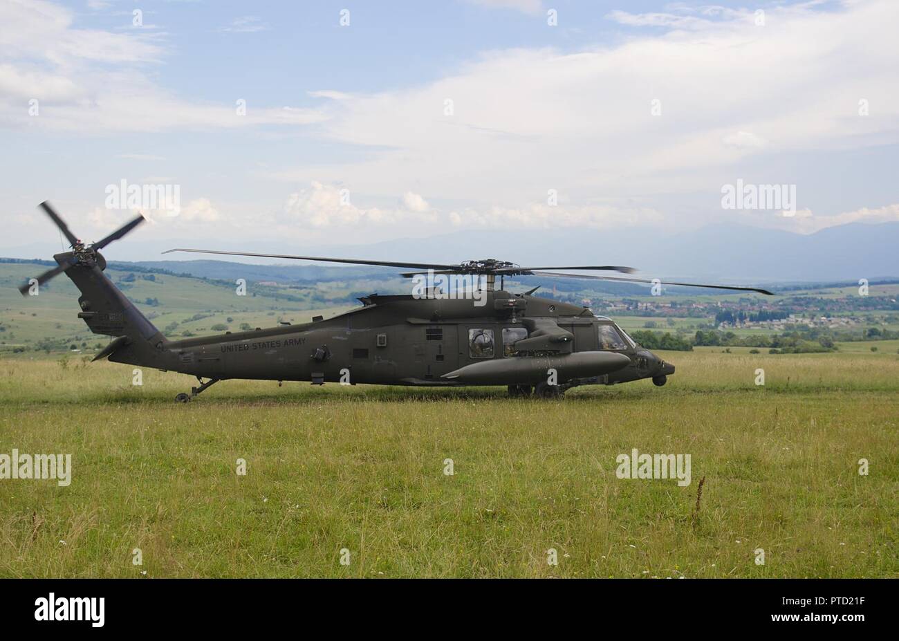 Ein UH-60 Black Hawk zugewiesen bis zum 10. Combat Aviation Brigade, 10th Mountain Division bietet medizinische Evakuierung der Luft während einer Übung im Joint National Training Center in Cincu, 8. Juli 2017. Getica Saber 17 ist eine US-geführte Feuer Koordinationsübung und kombinierte Waffen Leben Feuer-Übung, die sechs alliierte integriert und partner-Nationen mit mehr als 4.000 Soldaten. Getica Saber läuft gleichzeitig mit Saber Guardian, eine US-Army in Europa führte, multinationale Übung, die über Bulgarien, Rumänien und Ungarn mit mehr als 25.000 spannt service Mitglieder aus 22 Verbündete und partner-Nationen Stockfoto