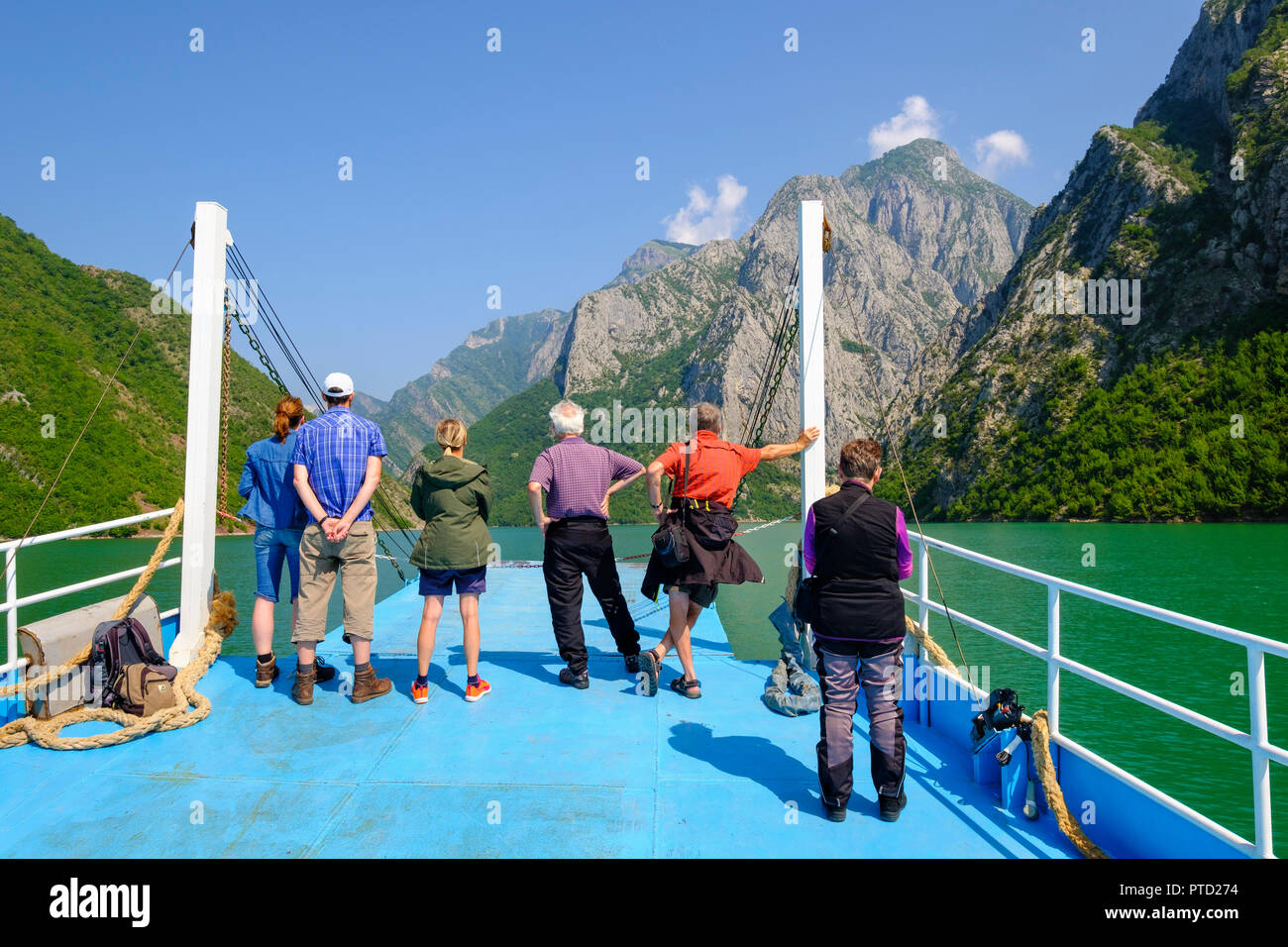 Fähre nach Koman Stausee Liqeni i Komanit, Fluss Drin, qark Shkodra, Albanien Stockfoto