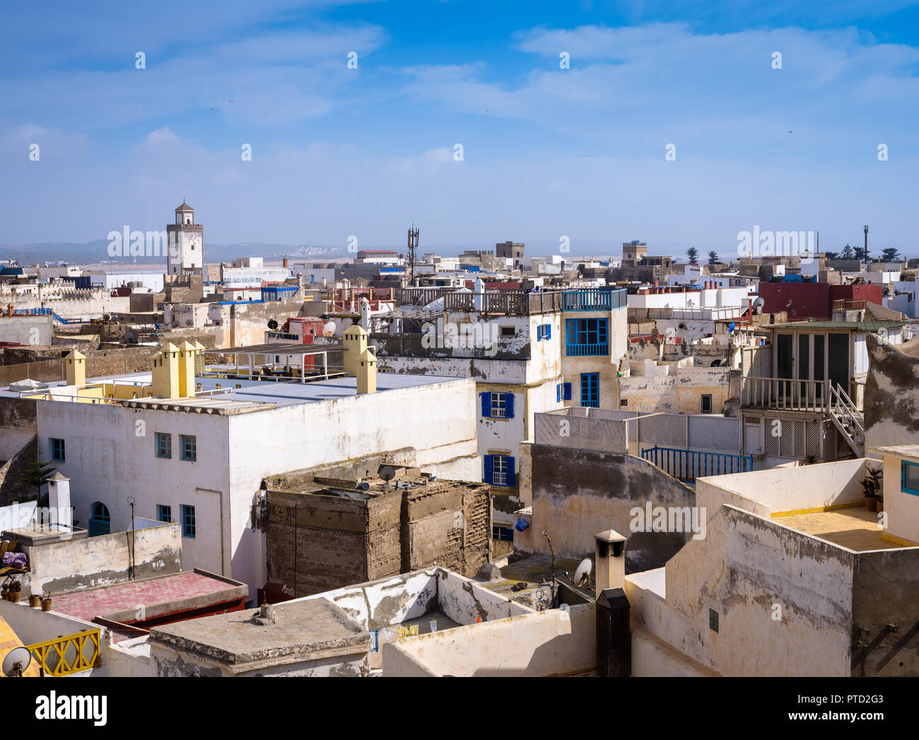 ESSAOUIRA, MAROKKO - ca. Mai 2018: Blick über die Dächer von Essaouira und Altstadt. Stockfoto