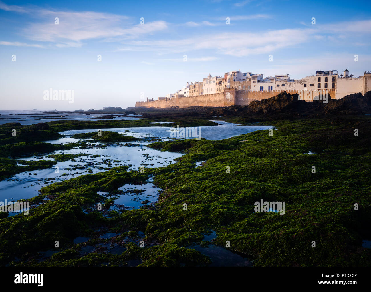 ESSAOUIRA, MAROKKO - ca. Mai 2018: Blick von Essaouira, Gezeiten-pools und befestigten Mauern. Stockfoto