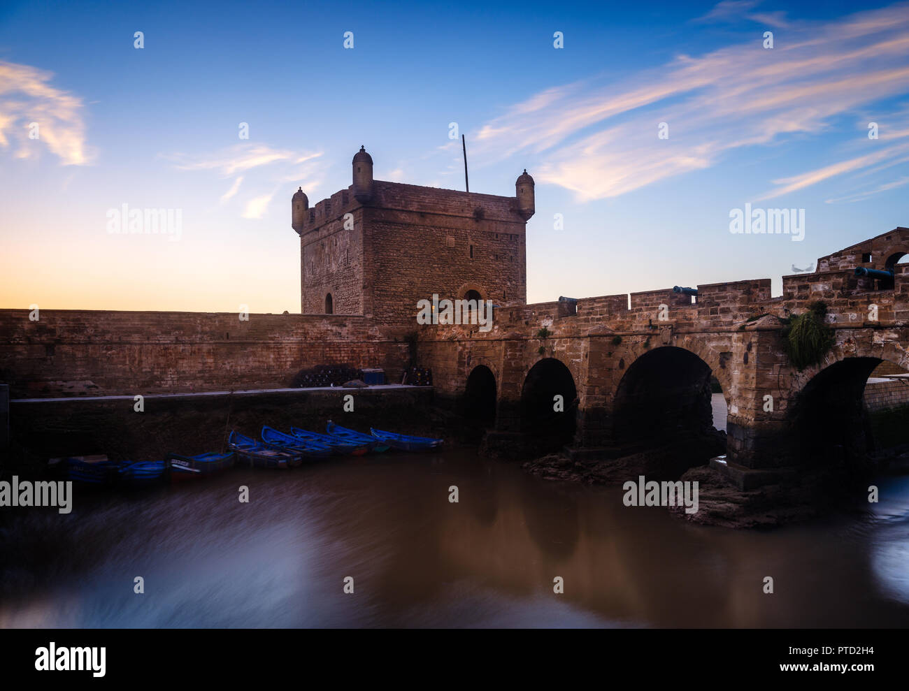 ESSAOUIRA, MAROKKO - ca. Mai 2018: Sonnenuntergang über dem Hafen von Essaouria und die berühmten Castelo Real von Mogador. Stockfoto