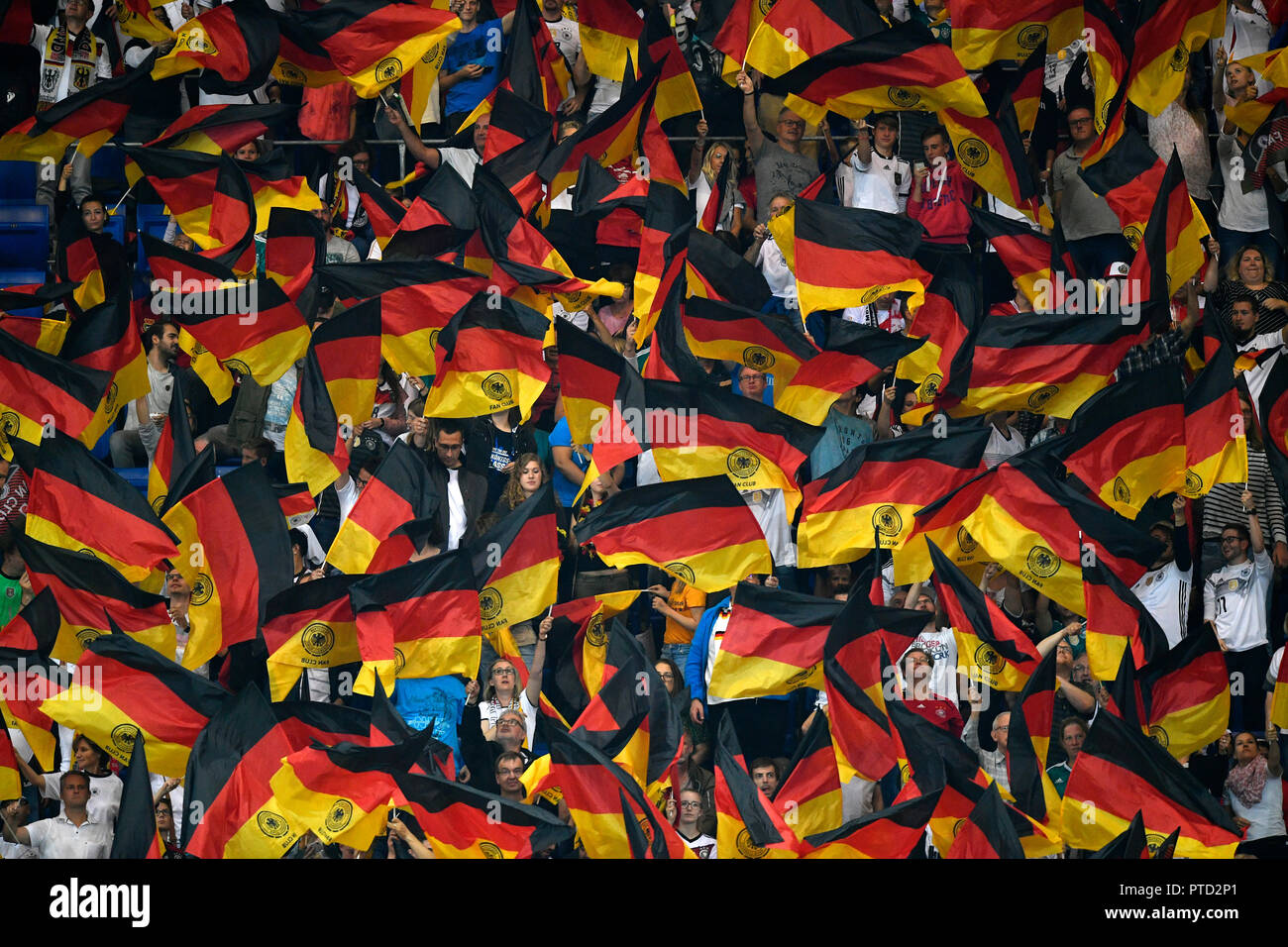 Viele Fahnen der Deutschen Fußball-Fans, WIRSOL Rhein-Neckar-Arena, Baden-Württemberg, Deutschland Stockfoto