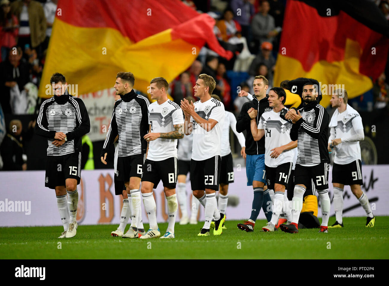 Fußballspieler, die Deutsche Nationalmannschaft durch die Zuschauer nach dem Match, WIRSOL Rhein-Neckar-Arena, Baden-Württemberg, Deutschland Stockfoto