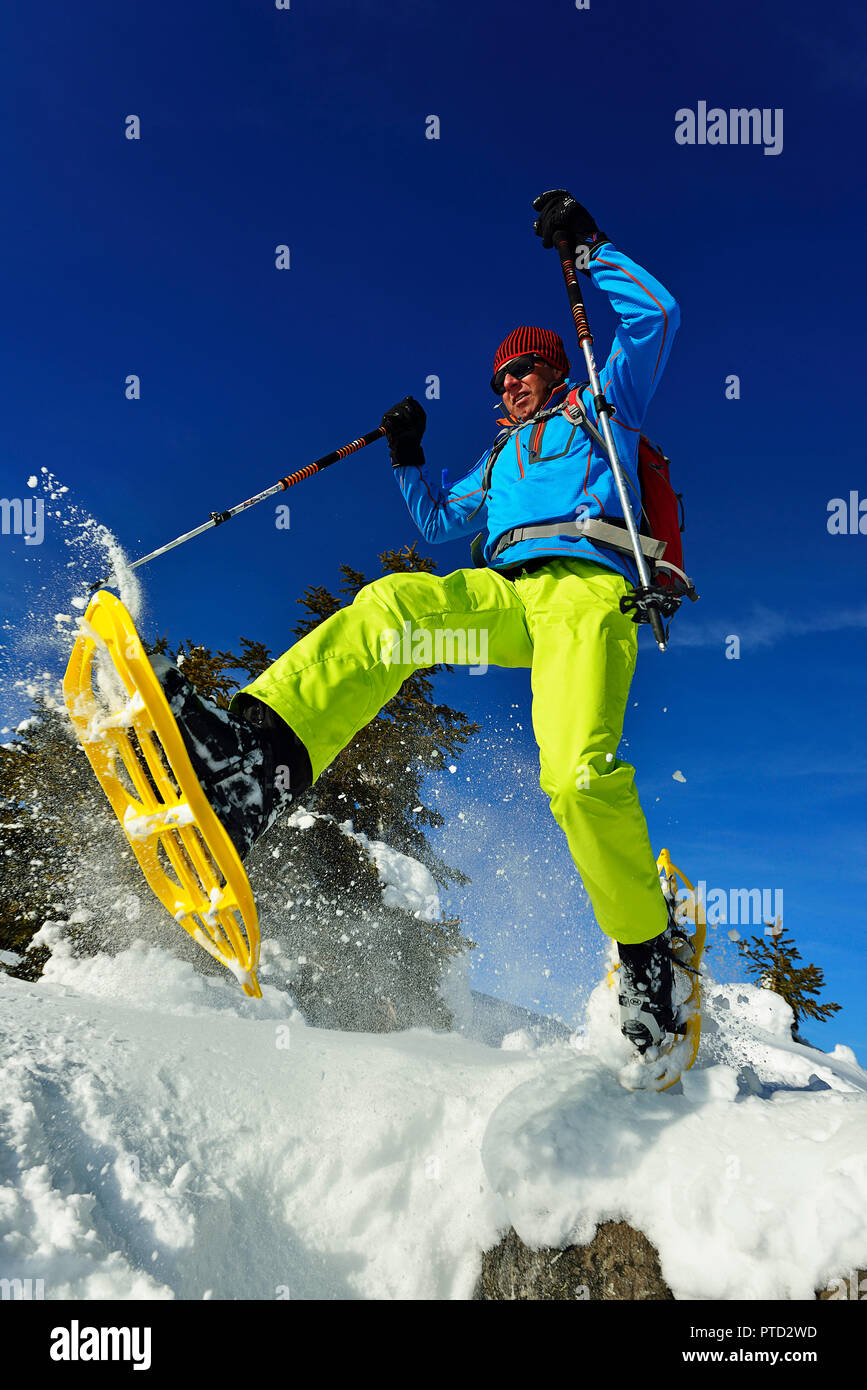 Schneeschuh Wanderer mit großen Schritten im Schnee, Fellhorn, Reit im Winkl, Bayern, Oberbayern, Deutschland Stockfoto