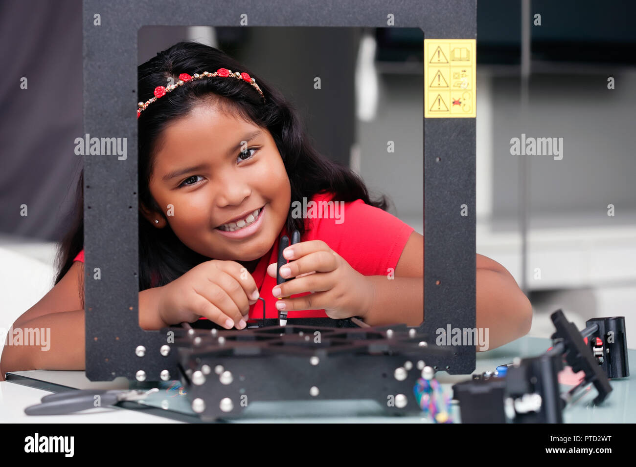 Happy 8 Jahre altes Mädchen Aufbau eines 3D-Printer Kit für Sommer- Camp oder Klasse Stockfoto