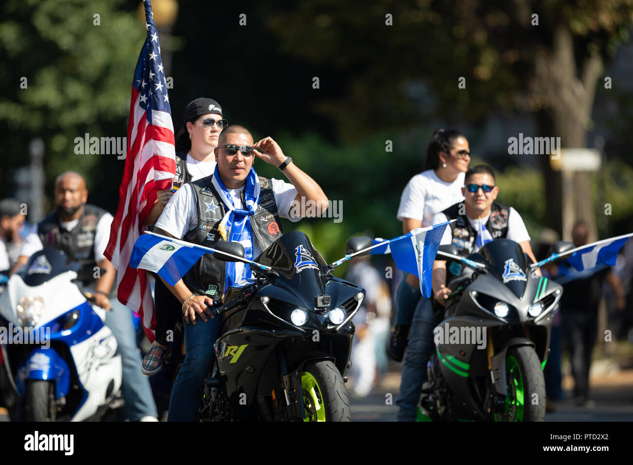 Washington, D.C., USA - 29. September 2018: Die Fiesta DC-Parade, Biker aus El Salvador, El salvadorianische Fahnen und die amerikanische Flagge Stockfoto