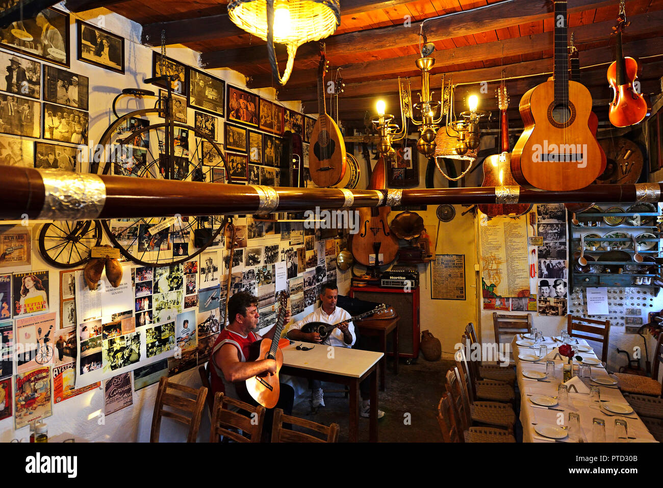 Zwei einheimische Musik spielen, Griechen spielen Bouzouki und Gitarre in der Taverne, Kritsa, Kreta, Griechenland Stockfoto