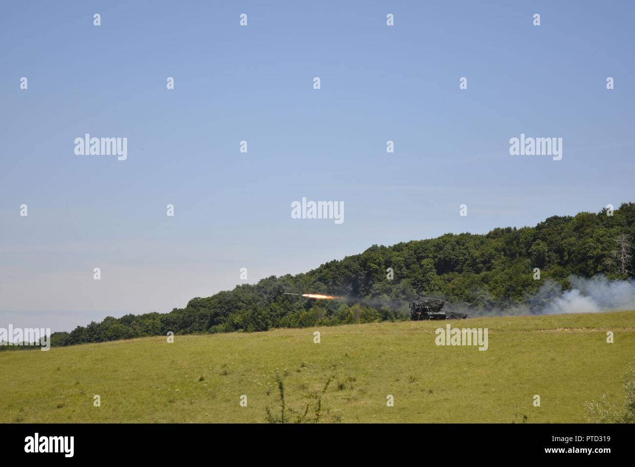 Soldaten, der rumänischen Armee, Feuer die Pistolen auf paladine Für eine Live Fire Übung in Subiu, Rumänien, 10. Juli 2017. Getica Sabre 17 ist eine US-led Feuer Koordinierung und kombinierte Waffen live fire Übung umfasst sechs Verbündete und Partner Nationen mit mehr als 4.000 Soldaten. Getica Sabre 17 läuft gleichzeitig mit Säbel Guardian 17, ein US Army Europe-led, multinationale Übung, erstreckt sich über Bulgarien, Rumänien und Ungarn mit über 25.000 service Mitglieder aus 22 NATO-Mitglieder und der Partnerstaaten. (Rumänische Armee Stockfoto