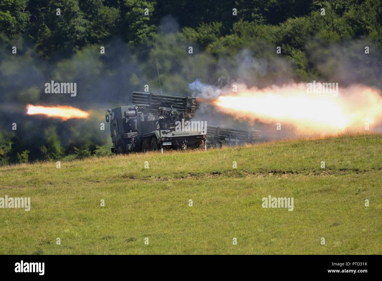 Soldaten, der rumänischen Armee, Feuer die Pistolen auf paladine Für eine Live Fire Übung in Subiu, Rumänien, 10. Juli 2017. Getica Sabre 17 ist eine US-led Feuer Koordinierung und kombinierte Waffen live fire Übung umfasst sechs Verbündete und Partner Nationen mit mehr als 4.000 Soldaten. Getica Sabre 17 läuft gleichzeitig mit Säbel Guardian 17, ein US Army Europe-led, multinationale Übung, erstreckt sich über Bulgarien, Rumänien und Ungarn mit über 25.000 service Mitglieder aus 22 NATO-Mitglieder und der Partnerstaaten. (Rumänische Armee Stockfoto