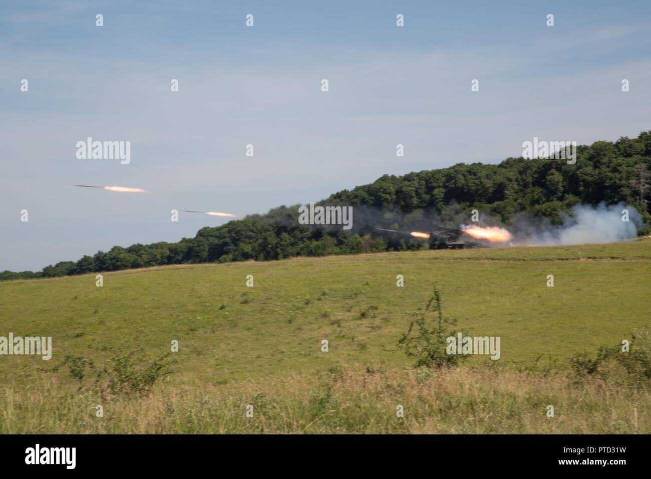 Soldaten, der rumänischen Armee, Feuer die Pistolen auf paladine Für eine Live Fire Übung in Subiu, Rumänien, 10. Juli 2017. Getica Sabre 17 ist eine US-led Feuer Koordinierung und kombinierte Waffen live fire Übung umfasst sechs Verbündete und Partner Nationen mit mehr als 4.000 Soldaten. Getica Sabre 17 läuft gleichzeitig mit Säbel Guardian 17, ein US Army Europe-led, multinationale Übung, erstreckt sich über Bulgarien, Rumänien und Ungarn mit über 25.000 service Mitglieder aus 22 NATO-Mitglieder und der Partnerstaaten. Stockfoto