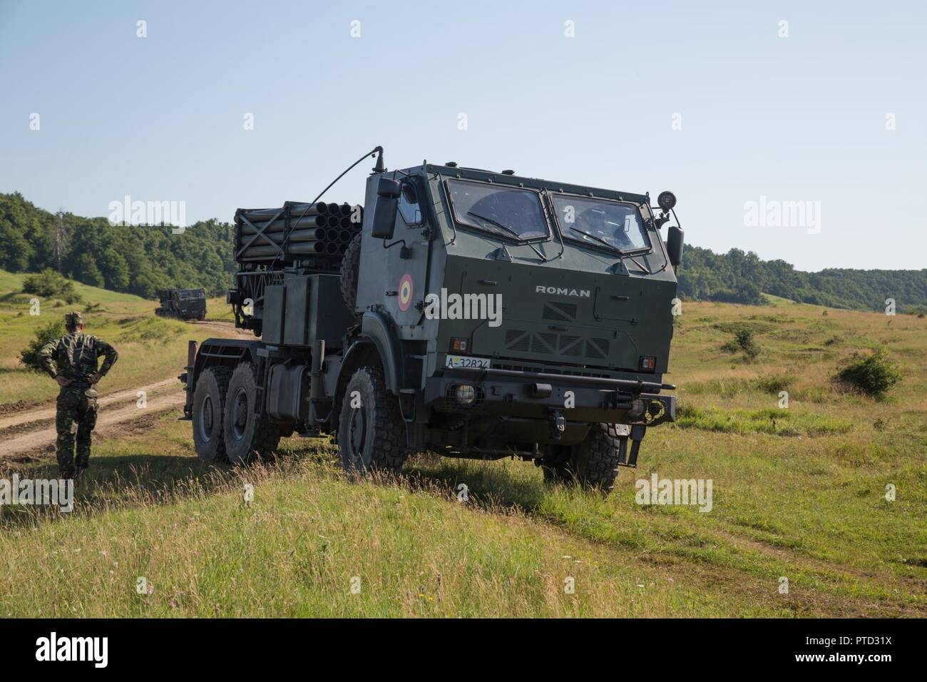 Soldaten, der die rumänische Armee, die paladine zu einer neuen Position während einer Live Fire Übung in Subiu, Rumänien, 10. Juli 2017. Getica Sabre 17 ist eine US-led Feuer Koordinierung und kombinierte Waffen live fire Übung umfasst sechs Verbündete und Partner Nationen mit mehr als 4.000 Soldaten. Getica Sabre 17 läuft gleichzeitig mit Säbel Guardian 17, ein US Army Europe-led, multinationale Übung, erstreckt sich über Bulgarien, Rumänien und Ungarn mit über 25.000 service Mitglieder aus 22 NATO-Mitglieder und der Partnerstaaten. Stockfoto